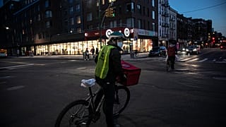 ABD'nin New York kentinde bisikletiyle evlere yemek servisi yapan bir kurye