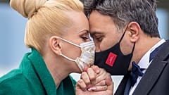 Día Internacional del Beso: Así ha cambiado el coronavirus la forma en la que nos besamos