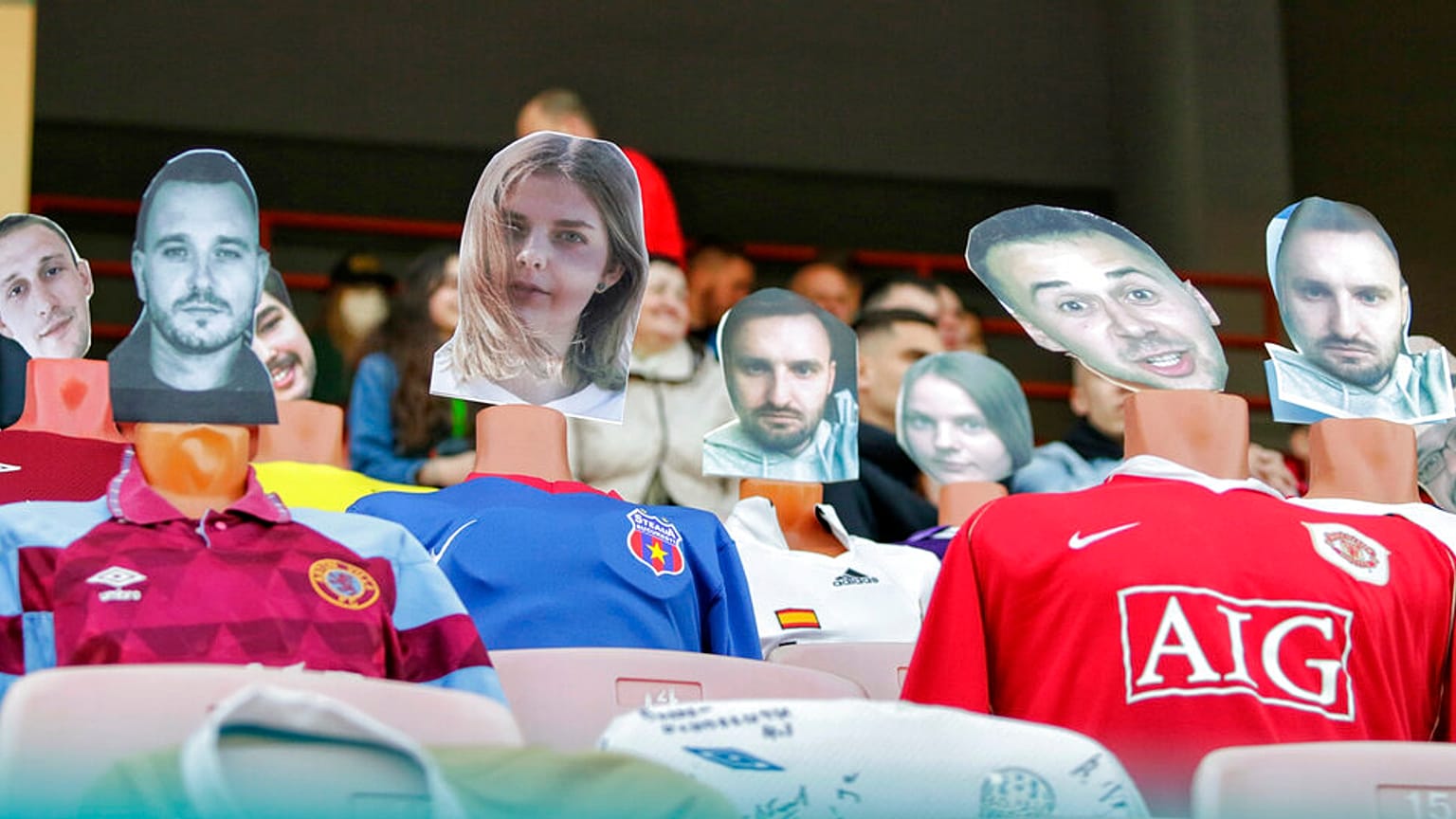 Le foot se poursuit au Bélarus, où des photos de supporters ornent les gradins
