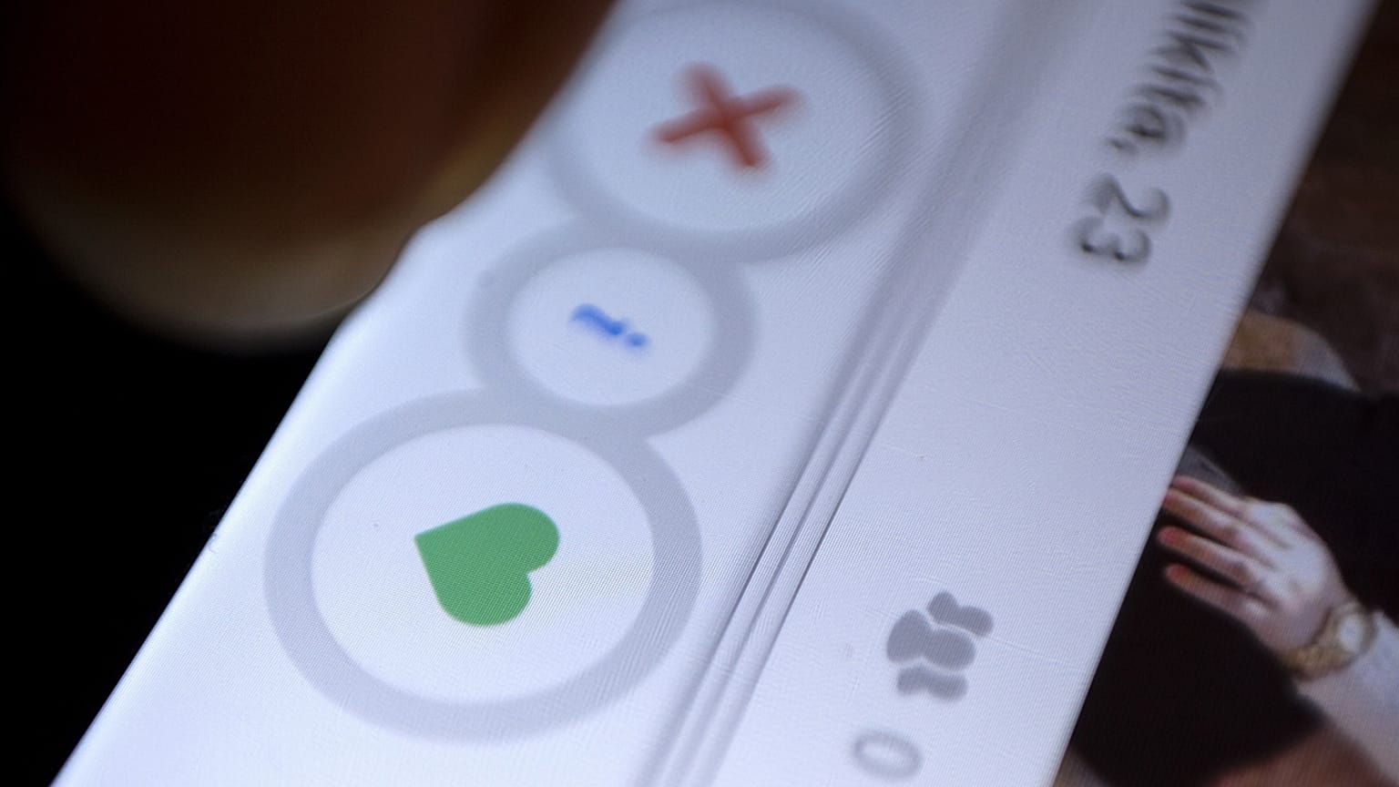 Tinder ai tempi del Covid-19: "Non voglio conquistarti, ma qui con me ho delle mascherine..."