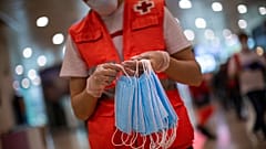 COVID-19: Πού και πότε αίρονται οι περιορισμοί στην Ευρώπη