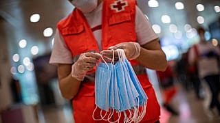 COVID-19: Πού και πότε αίρονται οι περιορισμοί στην Ευρώπη