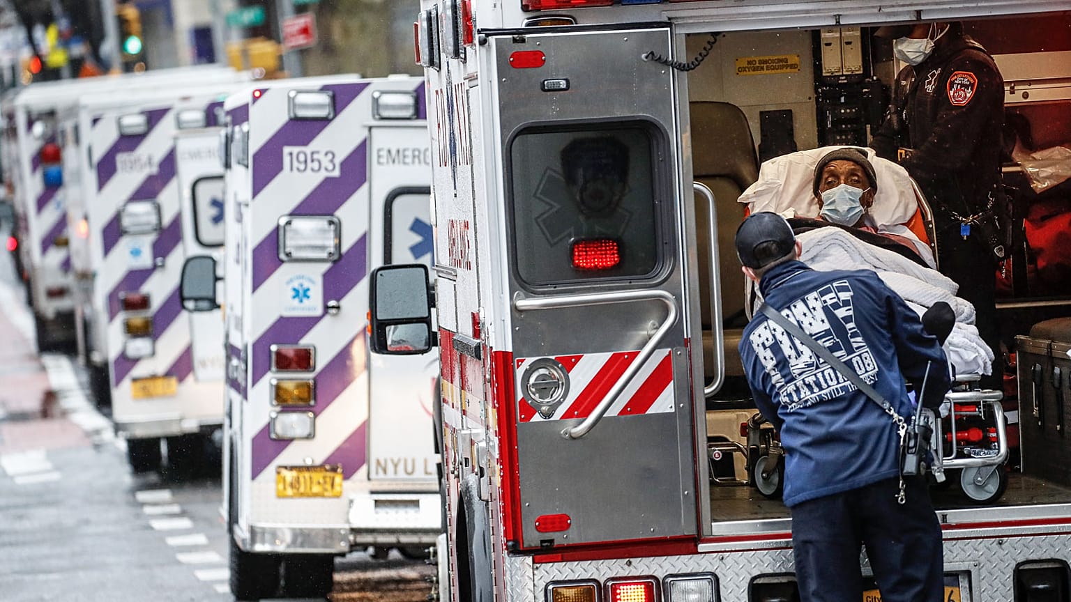 Un patient pris en charge au centre médical de Langone à New York, le 13 avril 2020.