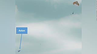 Savaş uçağına bindirilen yolcu havadayken yanlışlıkla fırlatma koltuğuna basarak atladı