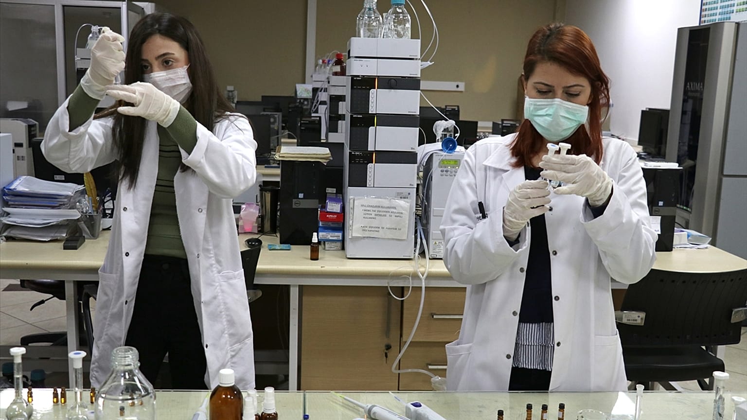 Ege Üniversitesi Aşı Araştırma ve Geliştirme Grubu, koronavirüsten korunmak amacıyla başlattığı yerli DNA aşısında ilk aşama olan antijen tasarımını test etmeye başladı