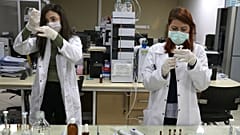 Ege Üniversitesi Aşı Araştırma ve Geliştirme Grubu, koronavirüsten korunmak amacıyla başlattığı yerli DNA aşısında ilk aşama olan antijen tasarımını test etmeye başladı