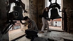Испанские волонтёры бьют в колокол в память о жертвах коронавируса