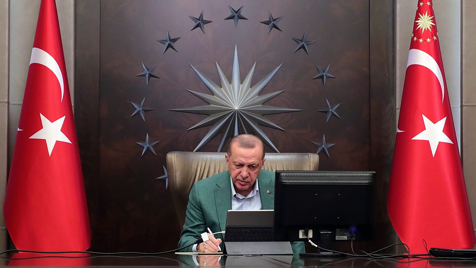 إردوغان يلجأ إلى دبلوماسية الأقنعة ويحاول تلميع صورة بلاده