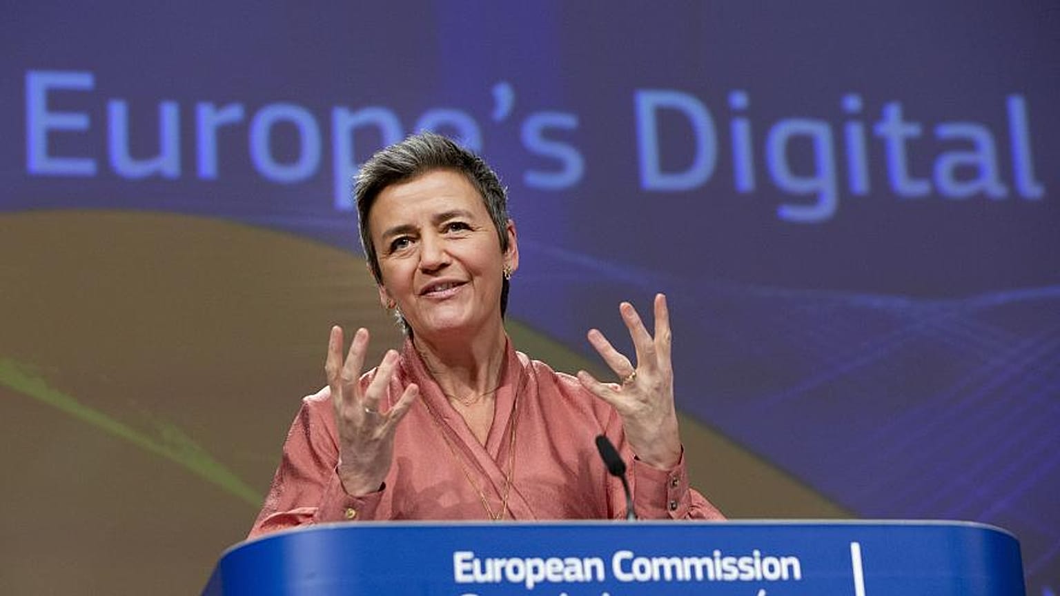 مارغريت فيستاجر مفوضة الاتحاد الأوروبى لشؤون المنافسة