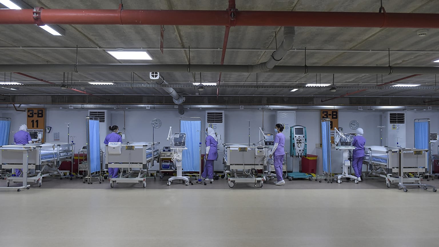 مواقف للسيارات في العاصمة البحرينية تتحول إلى وحدات للعناية المركزة