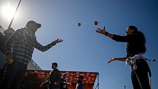 کنشگر ایتالیایی به یک شهروند غزه بازی با توپ یاد می‌دهد. ۶ ژانویه ۲۰۲۰  