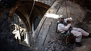 Техник по доступу к канатам в Нотр-Дам де Пари.
