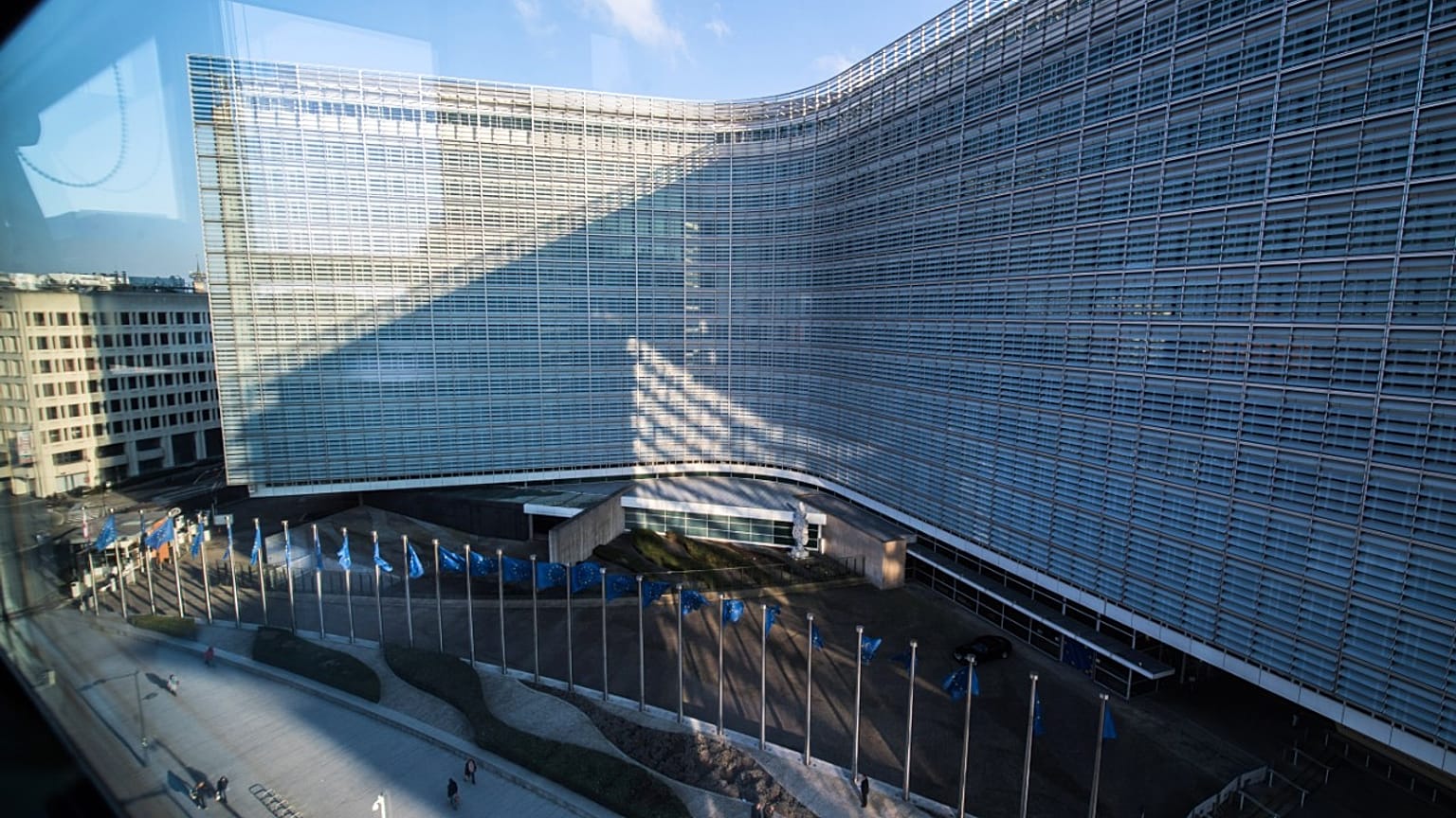 COVID-19: Πρόσθετες κατανομές προς χώρες που επλήγησαν περισσότερο σκέφτεται η Κομισιόν