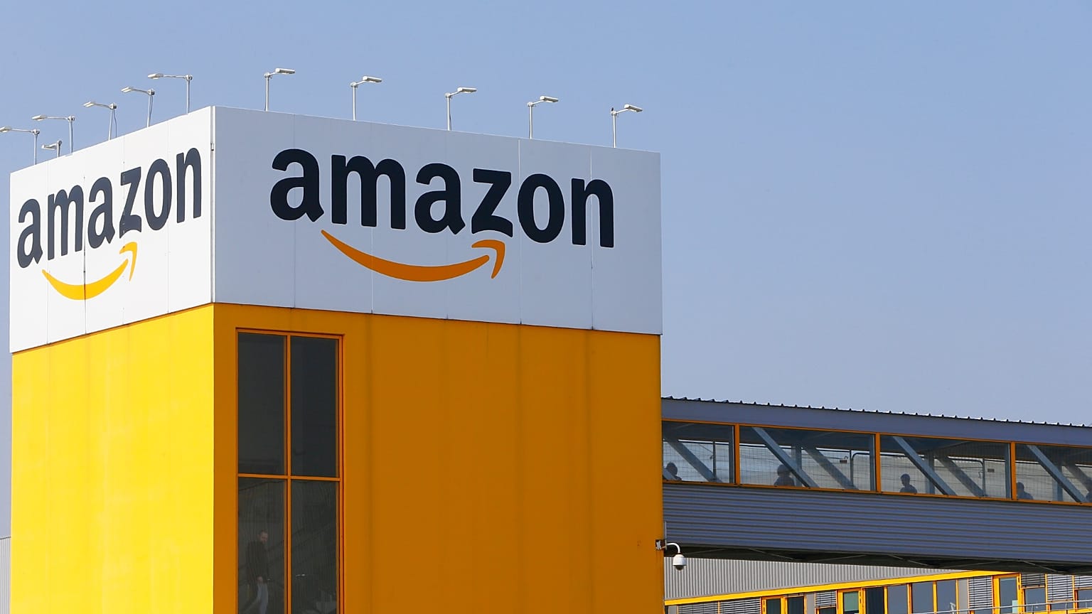 Des employés d'Amazon respectent les distances de sécurité dues au coronavirus, à Douai dans le nord de la France, le jeudi 9 avril 2020
