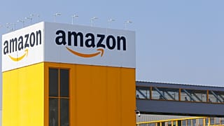 Des employés d'Amazon respectent les distances de sécurité dues au coronavirus, à Douai dans le nord de la France, le jeudi 9 avril 2020