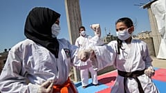 شاهد: رياضة الكاراتيه في غزة تلوذ بأسطح المنازل والسبب.. كورونا والحجر الصحي