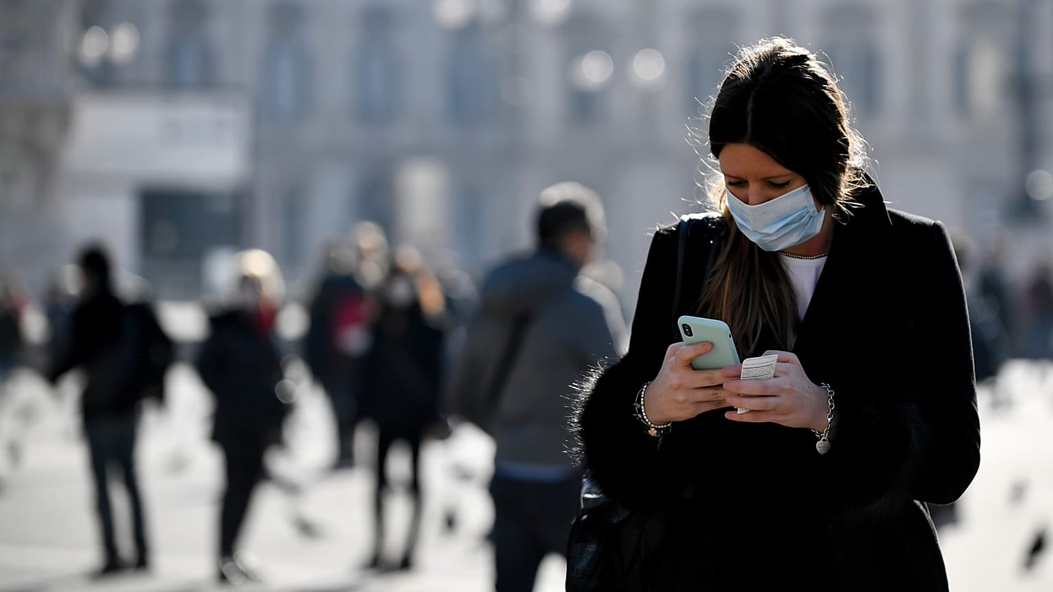 İtalya'nın Milano kentinde maske takan bir kadın/24 şubat