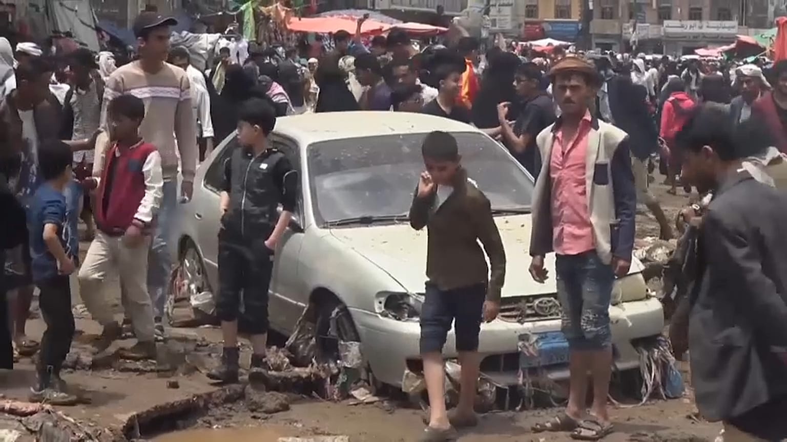آثار الفيضانات المدمرة التي ضربت العاصمة اليمينة صنعاء 14-04-20