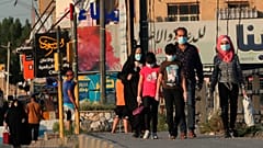 Irak'ın başkenti Bağdat'ta halk, koronavirüs salgınına karşı maskeleriyle dolaşıyor