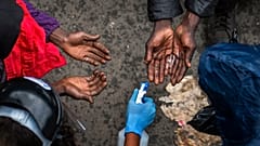 Güney Afrika'da gıda yardımı bekleyen evsizler