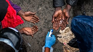 Güney Afrika'da gıda yardımı bekleyen evsizler