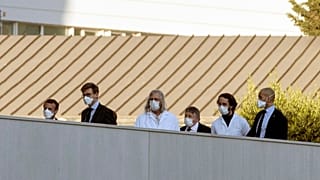 امانوئل ماکرون، رئیس جمهوری فرانسه (نفر اول از چپ) و پروفسور دیدیه رائول (نفر سوم از چپ)
