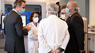 Επίσκεψη Μητσοτάκη στο Εθνικό Κέντρο Αιμοδοσίας