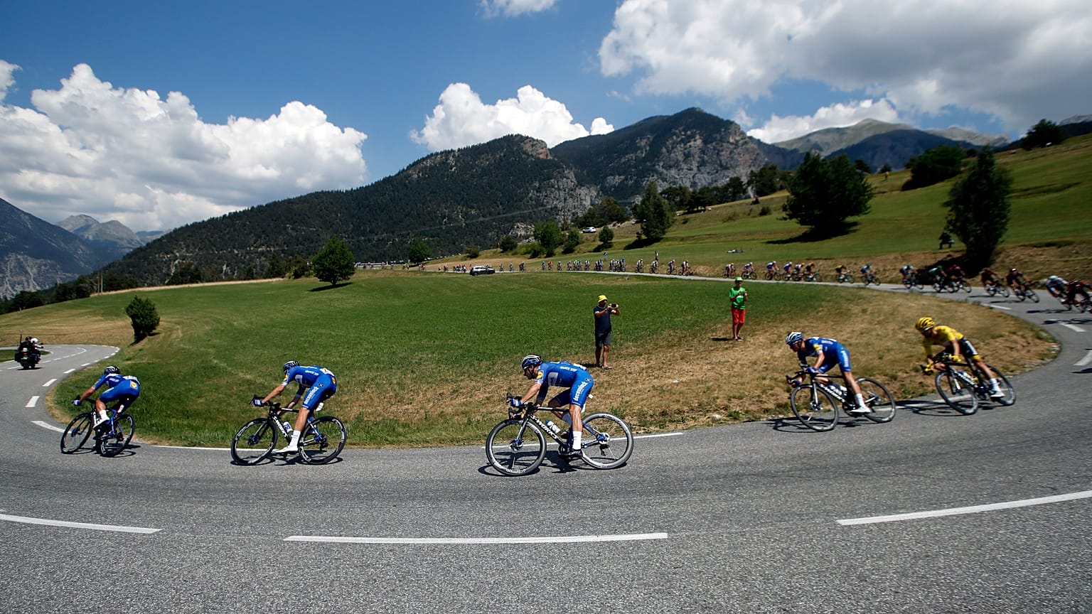 Elhalasztották a Tour de France-t