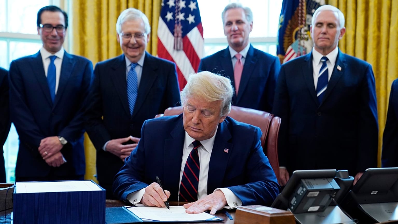Başkan Trump, Amerikalılara gönderilecek yardım çeklerine adını yazdırdı