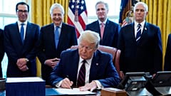 Başkan Trump, Amerikalılara gönderilecek yardım çeklerine adını yazdırdı