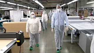 Sánchez visita una fábrica de mascarillas