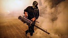 عملية تعقيم في أحد أحياء العاصمة الكينية نيروبي، 9 أبريل 2020