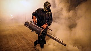 عملية تعقيم في أحد أحياء العاصمة الكينية نيروبي، 9 أبريل 2020