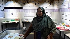 الأفغانية نرجس أمام مقتنيات زوجها ورسائله