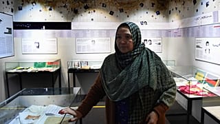 الأفغانية نرجس أمام مقتنيات زوجها ورسائله