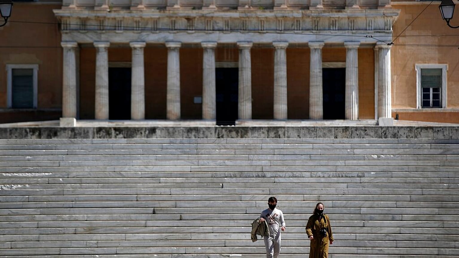 COVID-19: Δυσοίωνες προβλέψεις του Γραφείου Προϋπολογισμού της Βουλής