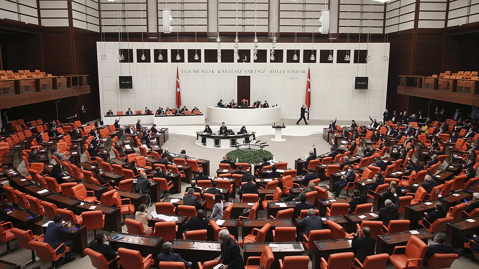 Koronavirüs salgınına karşı ekonomik önlemler içeren kanun teklifi, TBMM Genel Kurulunda kabul edilerek yasalaştı.