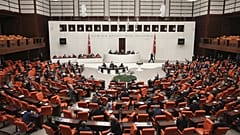 Koronavirüs salgınına karşı ekonomik önlemler içeren kanun teklifi, TBMM Genel Kurulunda kabul edilerek yasalaştı.