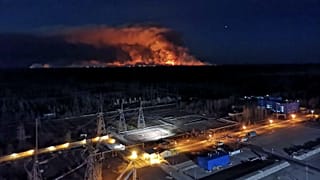 Le feu vu de la centrale nucléaire de Tchernobyl, le 10 avril 2020.