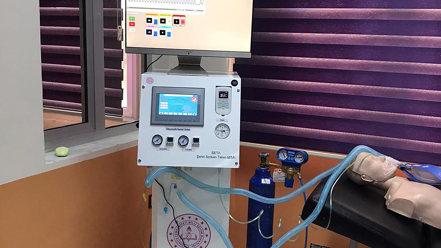 Hatay Şehit Serkan Talan Mesleki ve Teknik Anadolu Lisesi Biyomedikal Cihaz Teknolojileri Ar-Ge atölyelerinde solunum cihazı üretildi. 