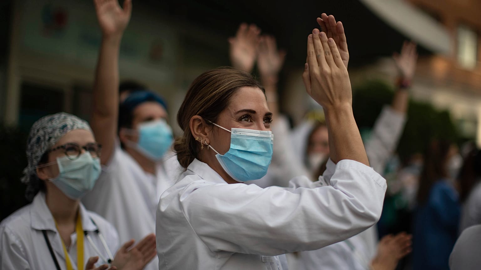 España registra un nuevo ligero aumento en el número de muertes por coronavirus con 551