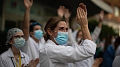 España registra un nuevo ligero aumento en el número de muertes por coronavirus con 551