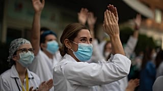 España registra un nuevo ligero aumento en el número de muertes por coronavirus con 551