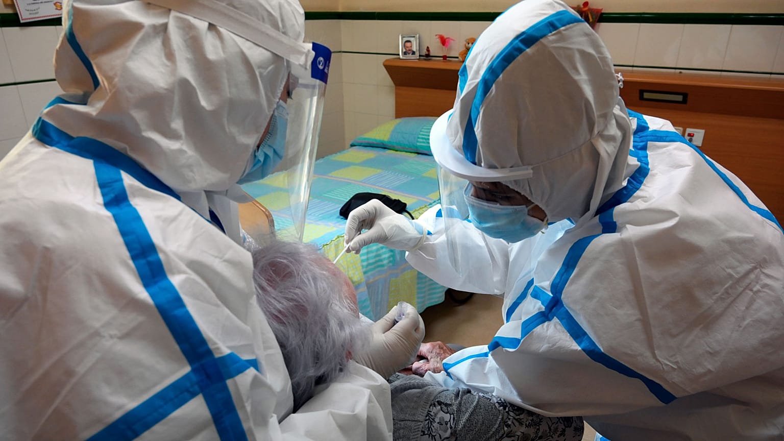 Du personnel de santé pratiquant un test de dépistage du Covid-19 sur un résident du département gériatrique de l’hôpital Sant Miquel de Barcelone, le 15 avril 2020. 
