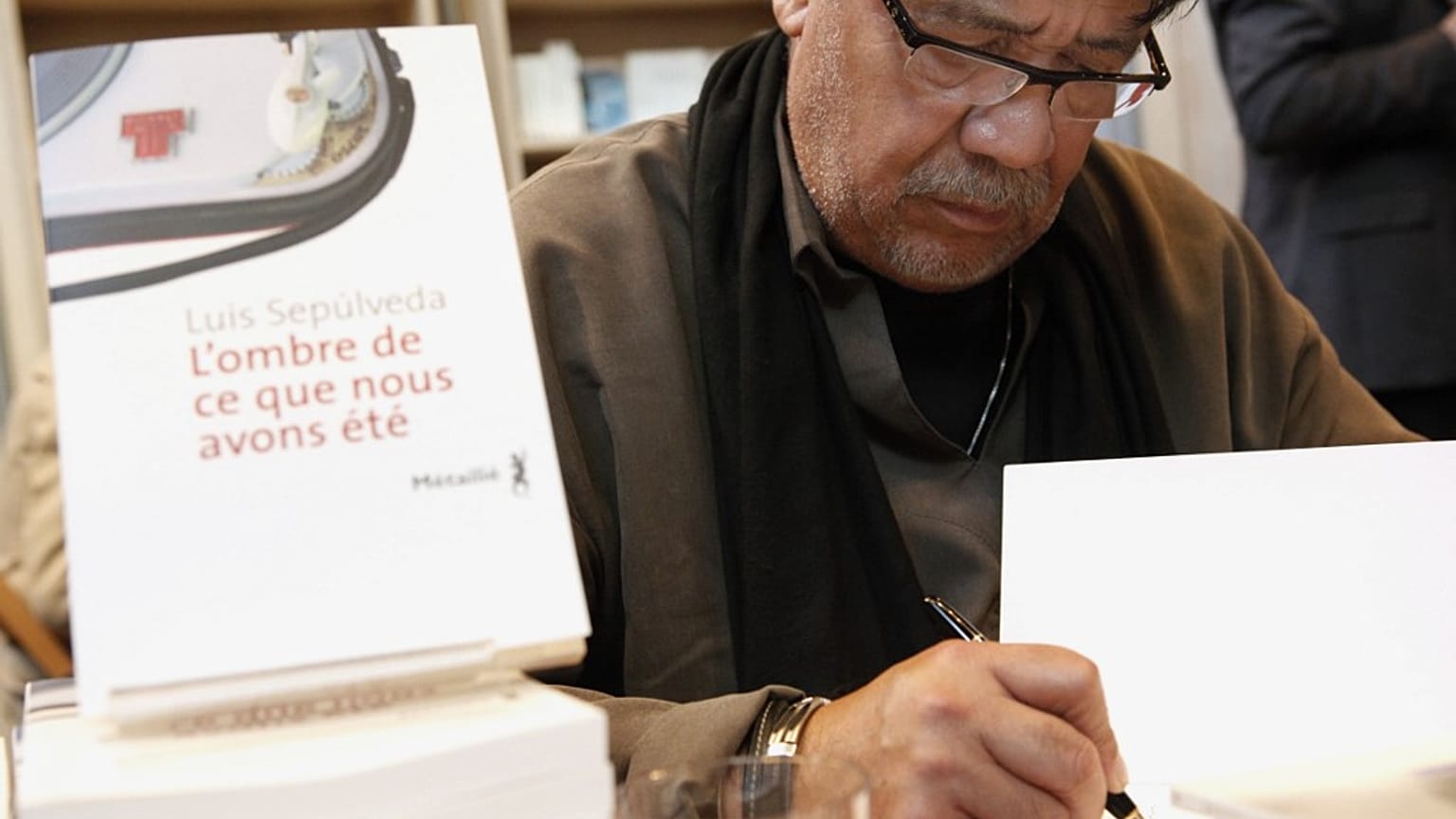 El autor Luis Sepúlveda en una feria del libro