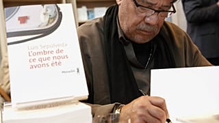 El autor Luis Sepúlveda en una feria del libro