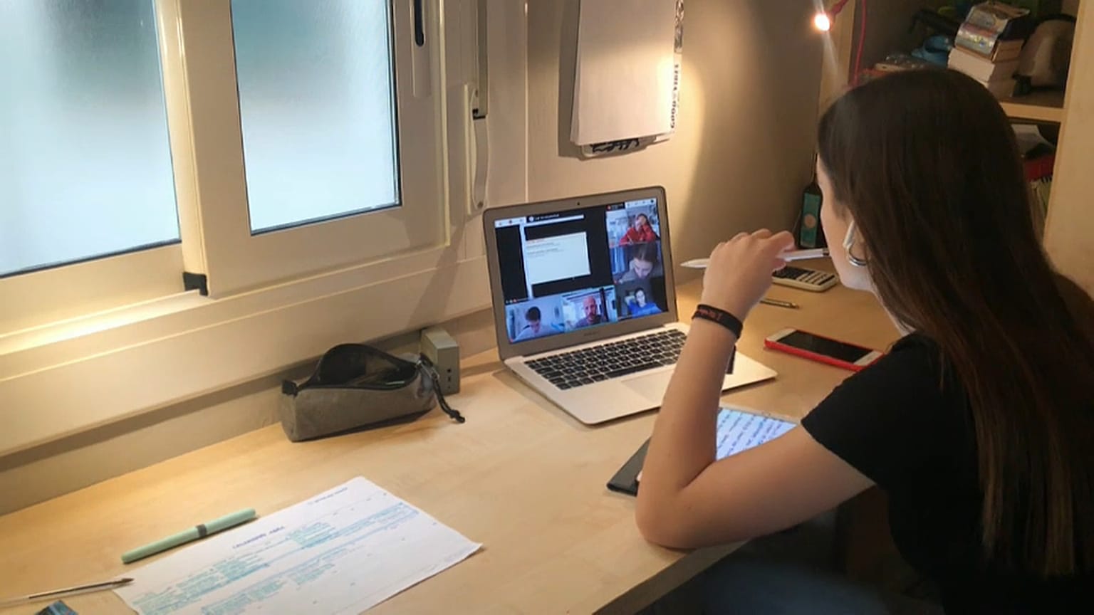 La estudiante, preparándose para los exámenes
