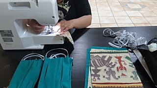Προστατευτικές μάσκες κατασκευάζουν γυναίκες πρόσφυγες στην Ανδραβίδα