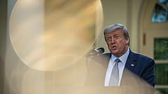 Trump a koronavírusról beszél a Fehér Ház Rózsakertjében