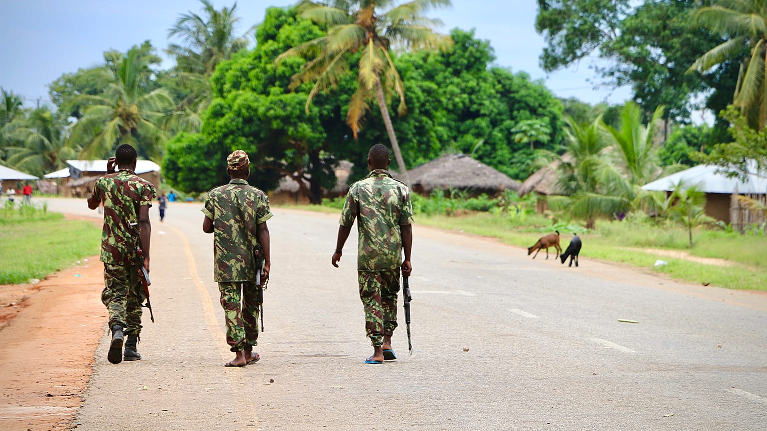 Soldados nas ruas de Moçambique